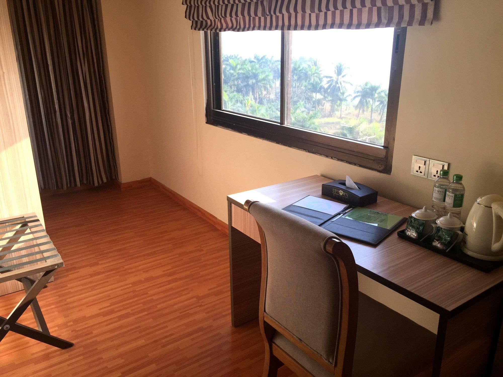 Uptown Hotel Yangon Exterior photo