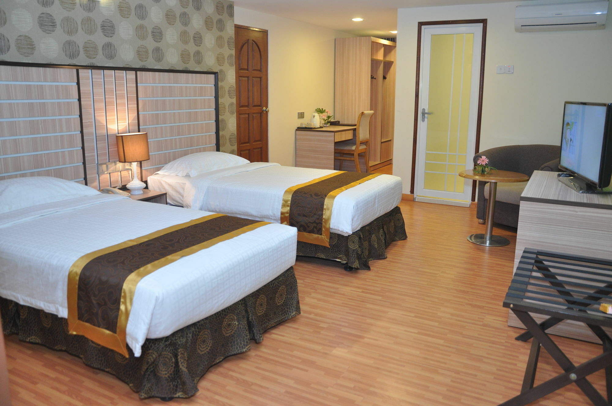 Uptown Hotel Yangon Exterior photo
