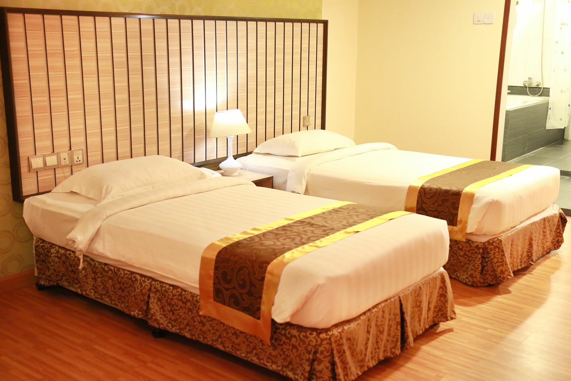 Uptown Hotel Yangon Exterior photo