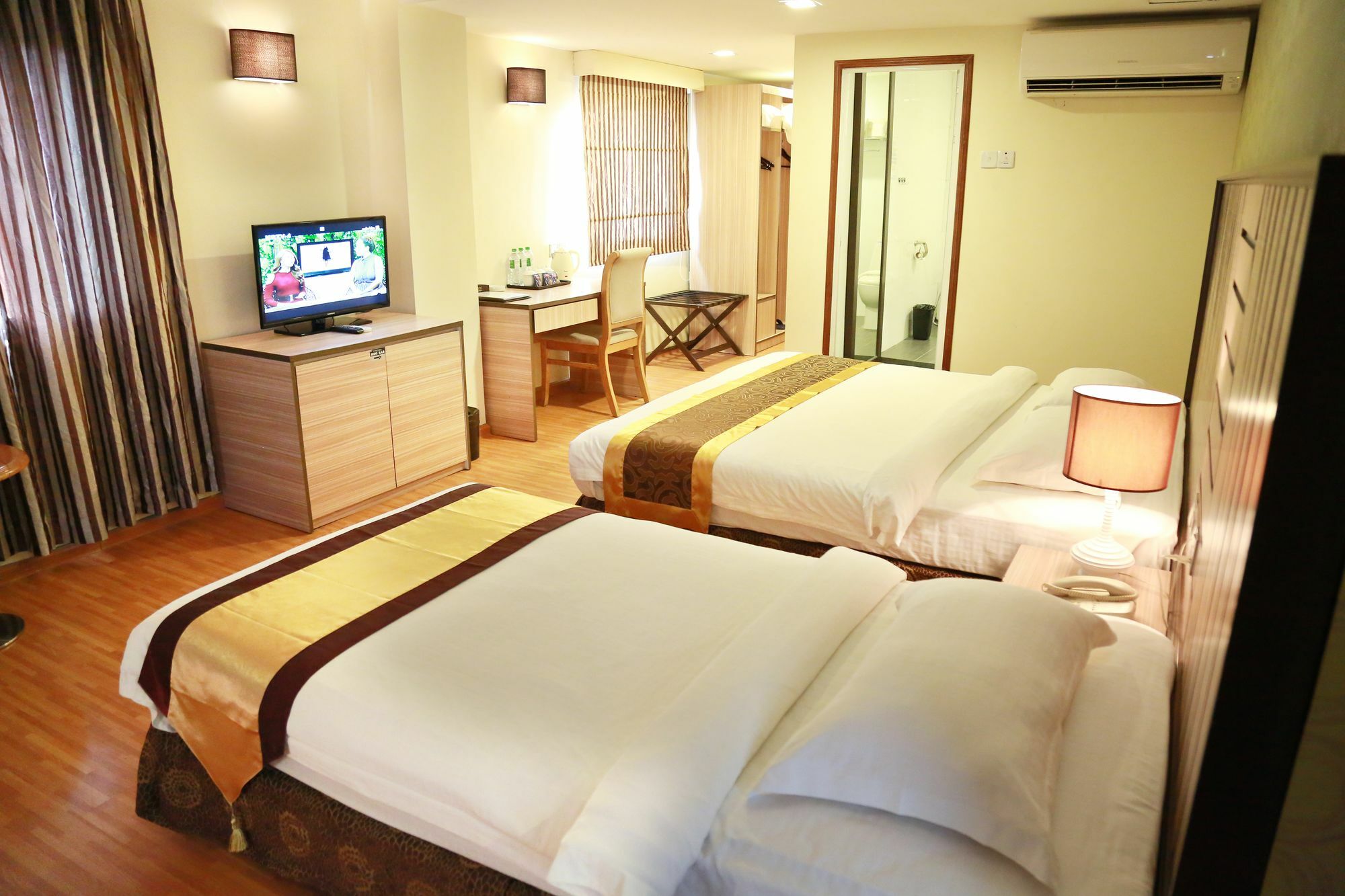 Uptown Hotel Yangon Exterior photo